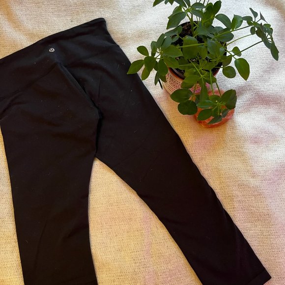 Lululemon Black Cropped Leggings Size 6 - Picture 2 of 5